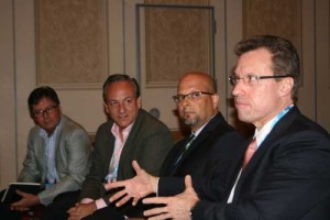 Alfredo Yépez de Hewlett Packard Enterprise y parte de su grupo de ejecutivos